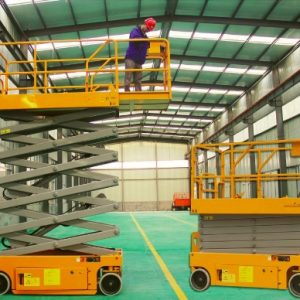 Self-propelled scissors lift