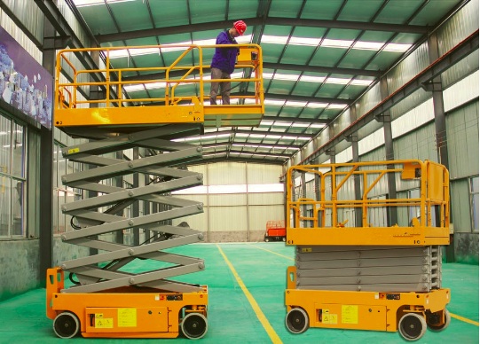 Self-propelled scissors lift